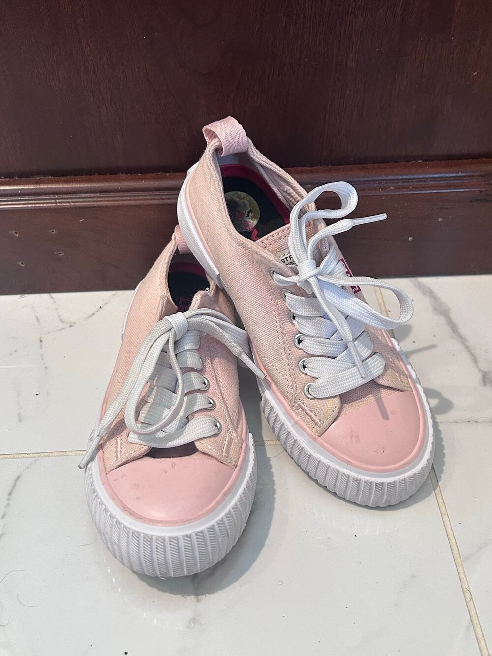 Levis girls size 13 light pink low top lace up sneakers Athleisure Streetwear
